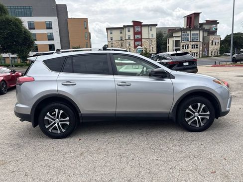 Used 2018 Toyota RAV4 LE FWD image 6