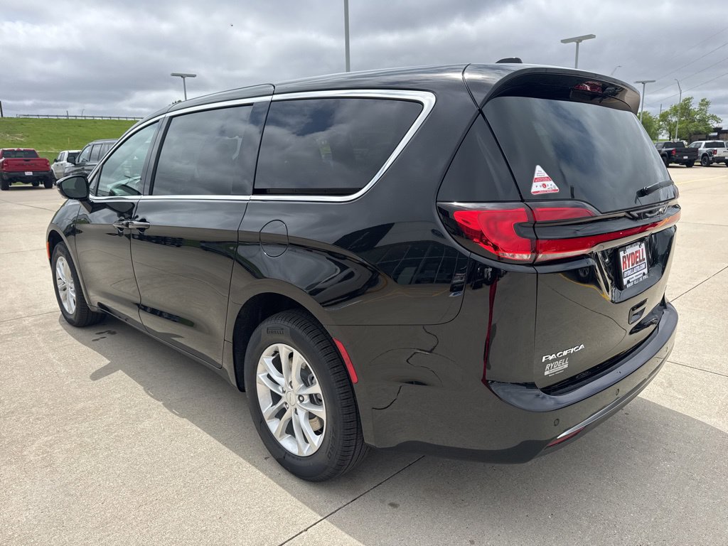 New 2027 Chrysler Pacifica Select w/ Family Tech Group AWD/4WD image 28
