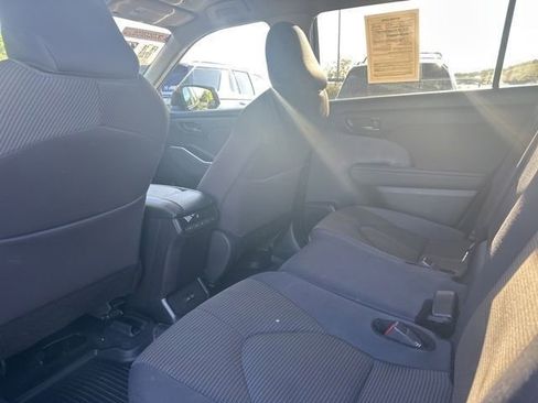 Used 2024 Toyota Highlander LE FWD image 21