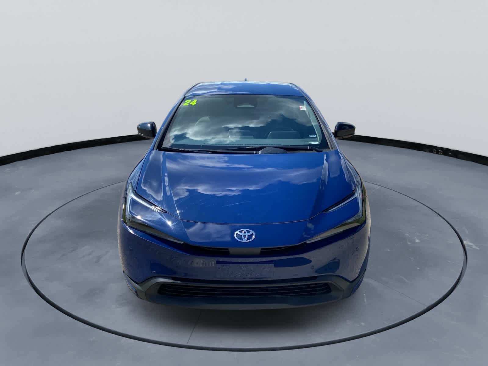 Used 2024 Toyota Prius LE FWD image 2