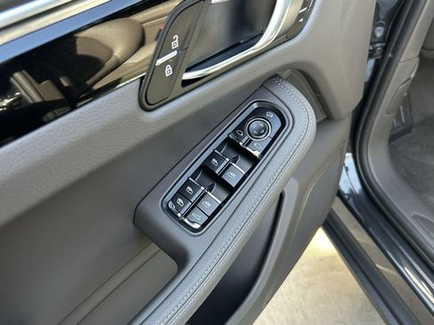 Certified 2025 Porsche Macan image 29
