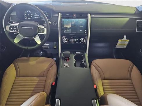 New 2025 Land Rover Discovery Dynamic SE image 8