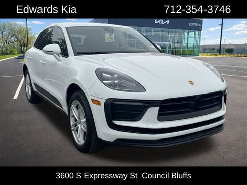 Used 2022 Porsche Macan AWD/4WD image 1