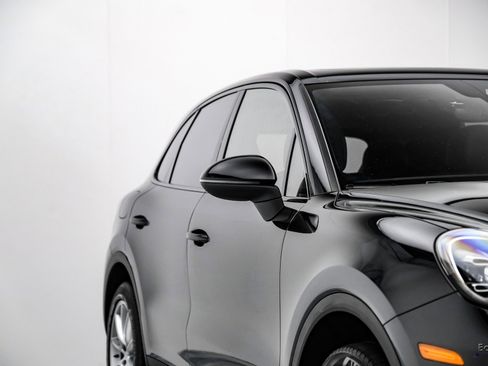 Used 2022 Porsche Cayenne w/ Premium Package image 21