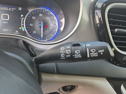 Used 2023 Chrysler Pacifica Touring-L FWD image 41
