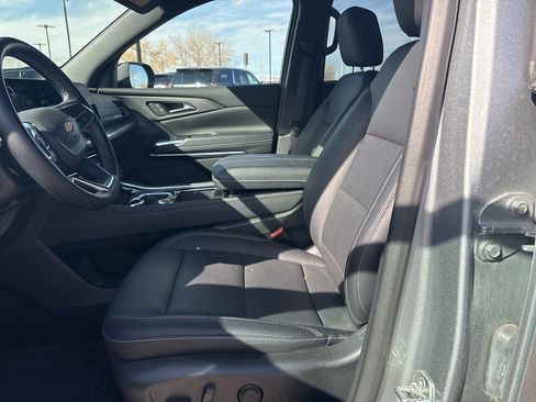 Used 2025 Chevrolet Traverse LT image 11