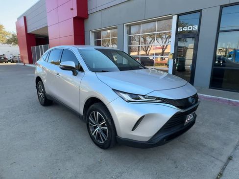 Used 2023 Toyota Venza LE image 2