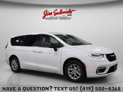 Used 2025 Chrysler Pacifica Select