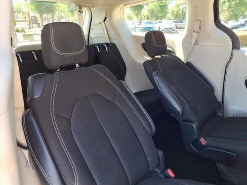 Used 2022 Chrysler Voyager LX image 15