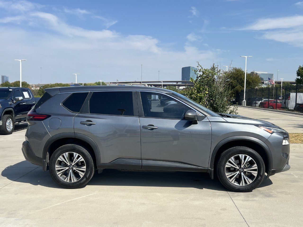 Used 2023 Nissan Rogue SV FWD image 3