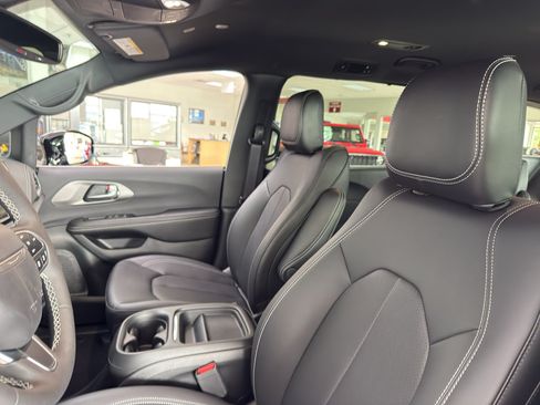 New 2027 Chrysler Pacifica Select FWD image 26