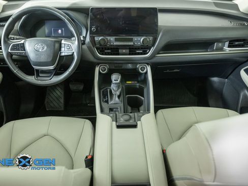 Used 2024 Toyota Grand Highlander AWD image 31