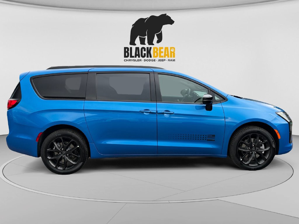 New 2027 Chrysler Pacifica Select AWD/4WD image 2