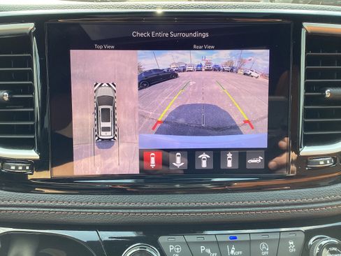 Used 2025 Chrysler Pacifica Pinnacle w/ Trailer Tow Group FWD image 26