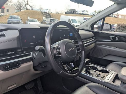 Used 2025 Kia Carnival image 11