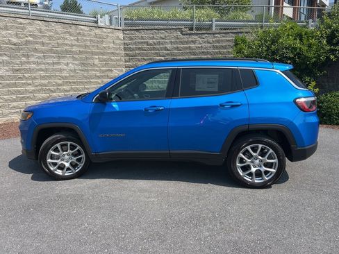 New 2023 Jeep Compass Latitude w/ Sun and Sound Group image 9