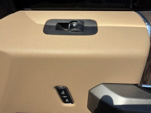 Used 2017 Ford F250 Lariat w/ Lariat Value Package AWD/4WD image 18