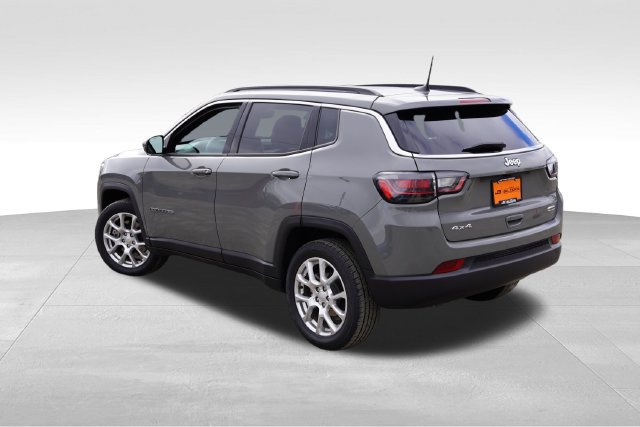 Used 2023 Jeep Compass Latitude w/ Sun and Sound Group AWD/4WD image 7