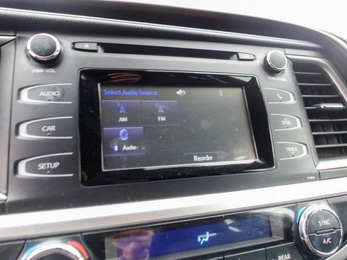 Used 2019 Toyota Highlander LE image 18