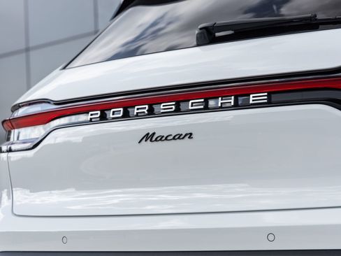 Certified 2026 Porsche Macan AWD/4WD image 15