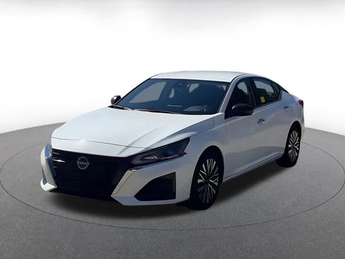 Used 2025 Nissan Altima 2.5 SV FWD image 7