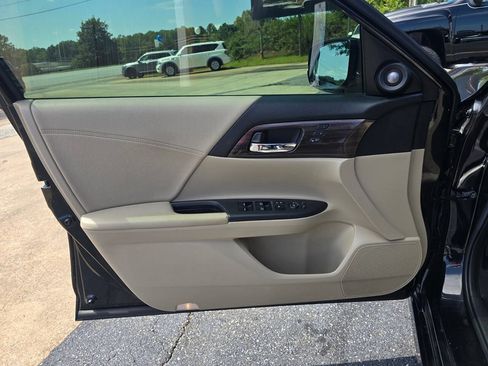 Used 2017 Honda Accord Touring image 14