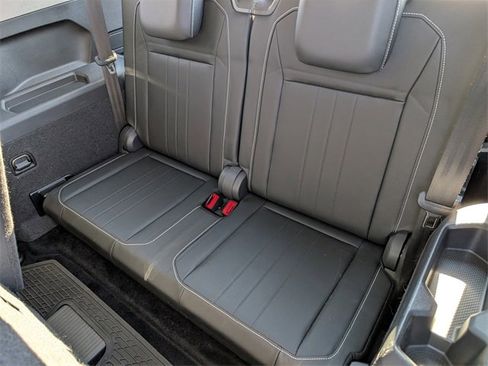 Used 2023 Volkswagen Tiguan SE w/ Panoramic Sunroof Package image 29