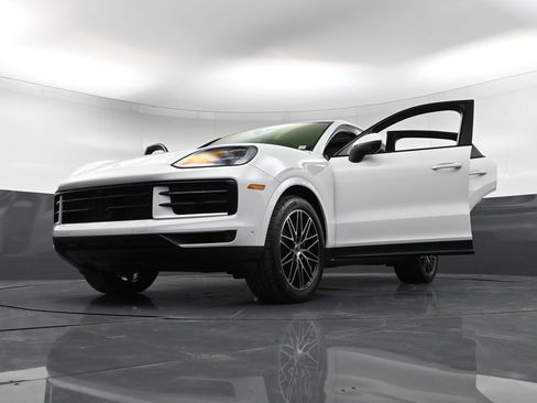 Certified 2025 Porsche Cayenne Coupe AWD/4WD image 40