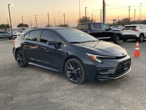 Certified 2025 Toyota Corolla SE image 3