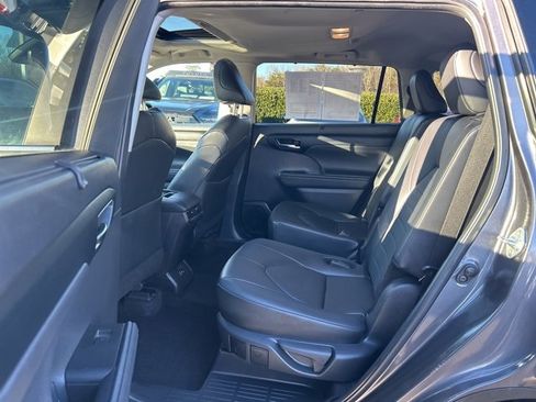 Used 2024 Toyota Highlander XLE image 16