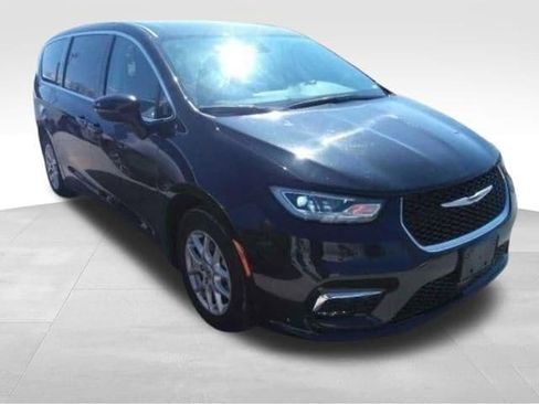 Used 2023 Chrysler Pacifica Touring-L FWD image 4