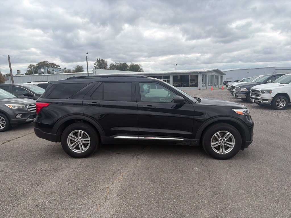 Used 2023 Ford Explorer XLT AWD/4WD image 7