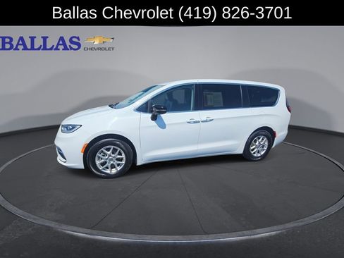 Used 2024 Chrysler Pacifica Touring-L FWD image 4