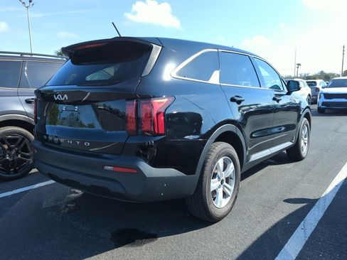 Certified 2022 Kia Sorento LX image 10