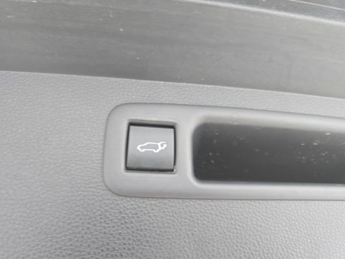 Used 2020 Toyota Highlander XLE AWD/4WD image 14