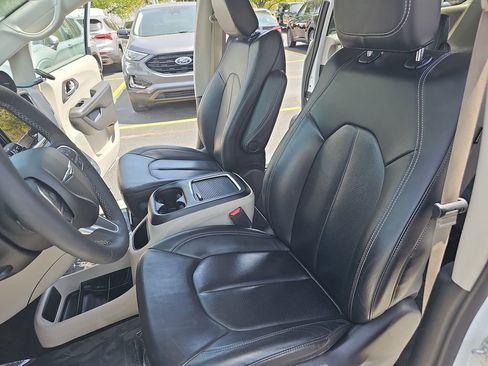 Certified 2022 Chrysler Pacifica Touring-L FWD image 16