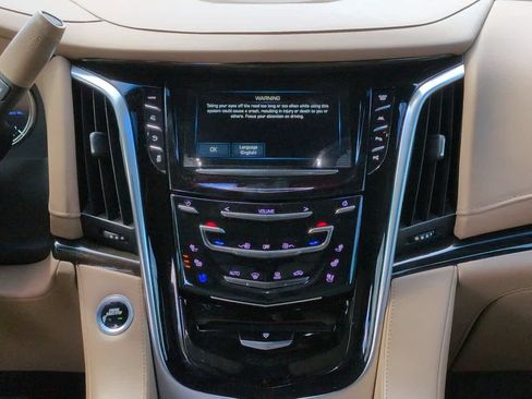 Used 2018 Cadillac Escalade Platinum RWD image 18