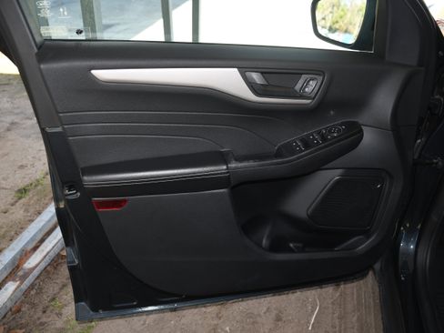 Used 2022 Ford Escape SE w/ SE Sport Appearance Package image 10