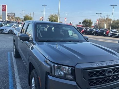 Used 2022 Nissan Frontier SV image 2