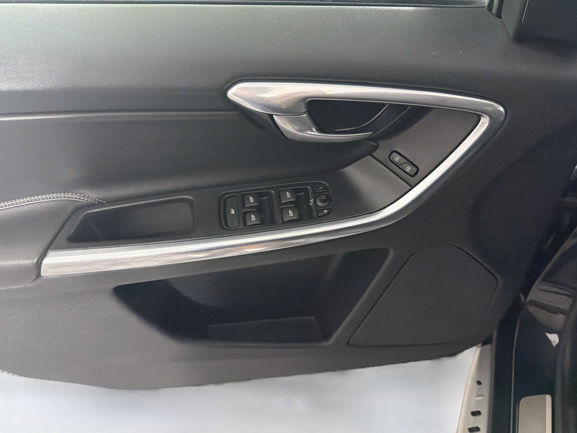Used 2015 Volvo XC60 T6 R-Design Premier Plus AWD/4WD image 15