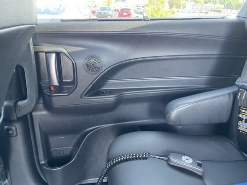 Used 2025 Toyota Sienna Limited AWD/4WD image 23