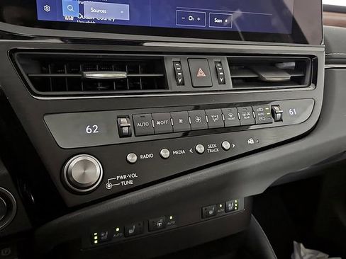 Used 2025 Lexus ES 300h w/ Premium Package FWD image 18