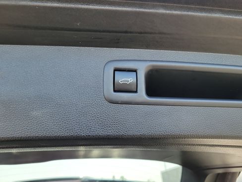 Used 2021 Toyota Highlander LE FWD image 17