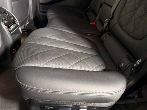 Used 2024 BMW X7 xDrive40i w/ Premium Package AWD/4WD image 32