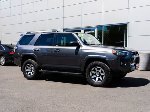 Used 2020 Toyota 4Runner SR5 AWD/4WD image 29