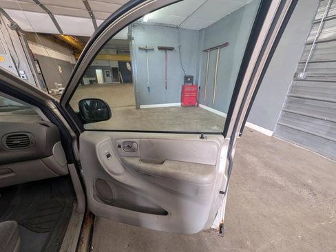 Used 2006 Chrysler Town & Country FWD image 30