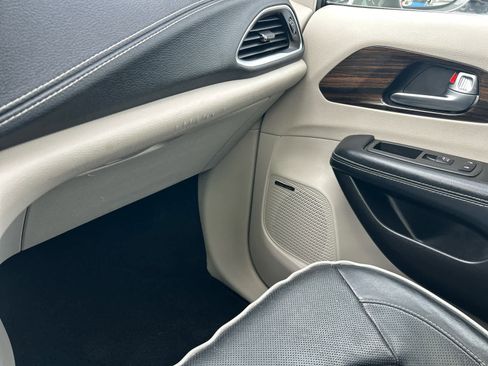 Used 2022 Chrysler Pacifica Limited image 62