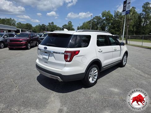 Used 2017 Ford Explorer XLT w/ Equipment Group 202A FWD image 5