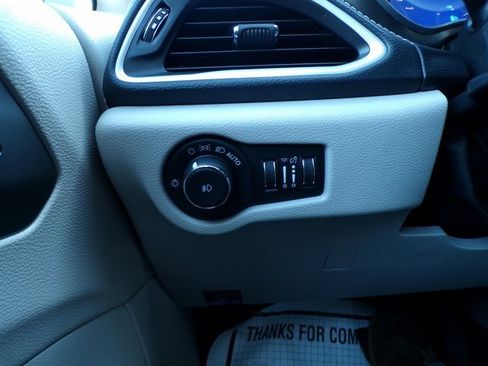 Used 2023 Chrysler Pacifica Touring-L image 24