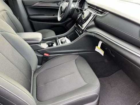 Used 2025 Jeep Grand Cherokee Laredo X AWD/4WD image 22